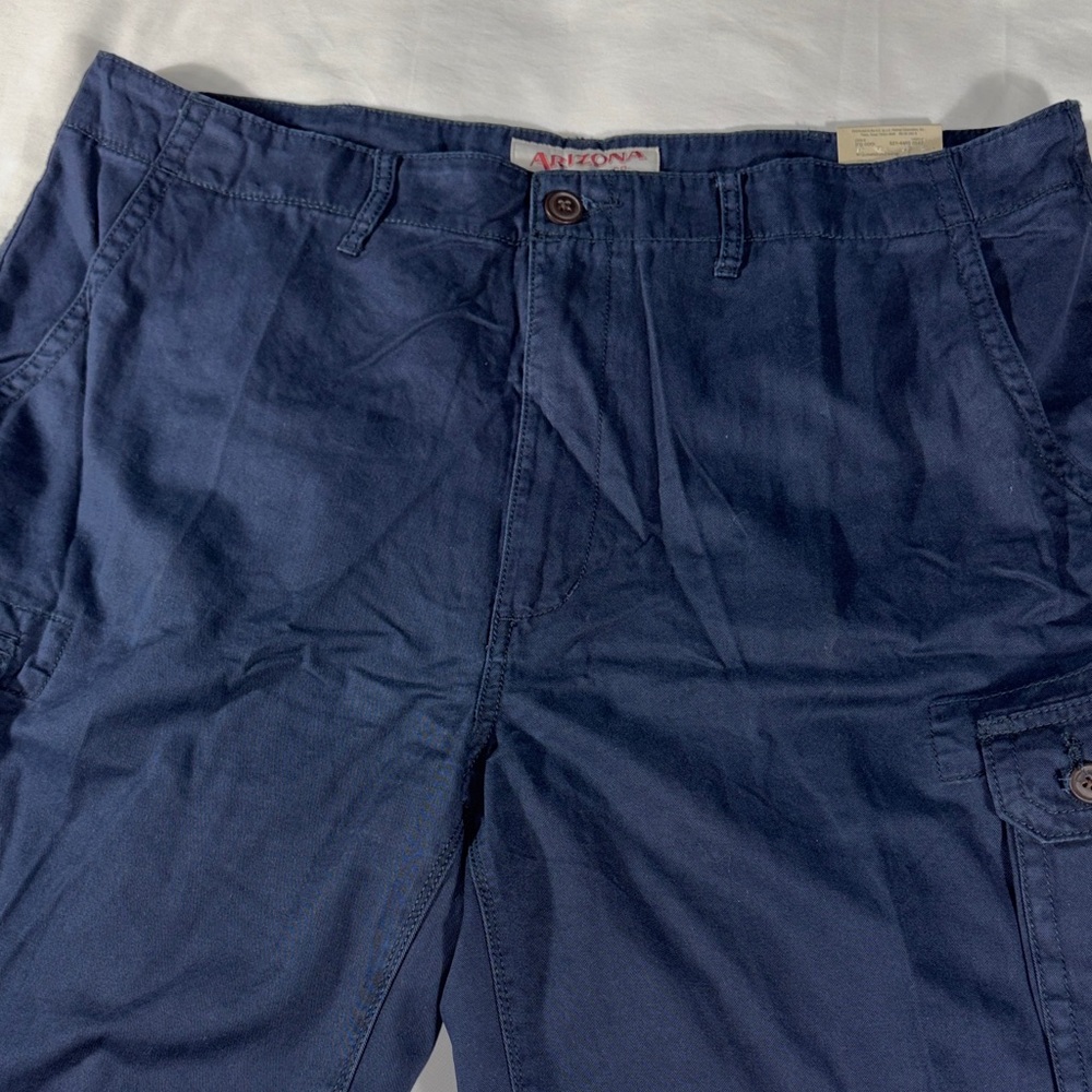 Arizona Jeans Co. navy blue classic flat front 10" cargo chino shorts - size 40